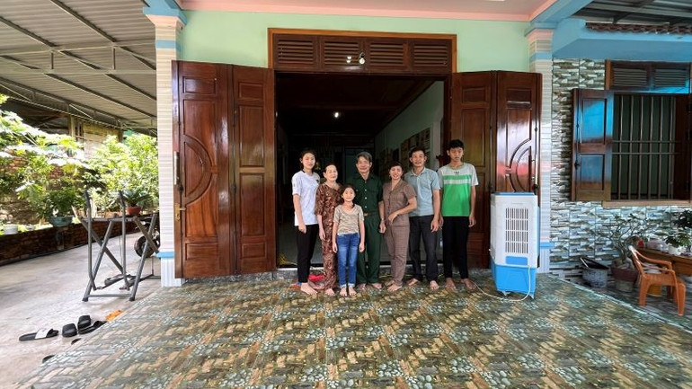 Gia đình công nhân Nguyễn Thị Thùy trong ngôi nhà khang trang xây dựng cách đây 3 năm. Gia đình công nhân Nguyễn Thị Thùy trong ngôi nhà khang trang xây dựng cách đây 3 năm.