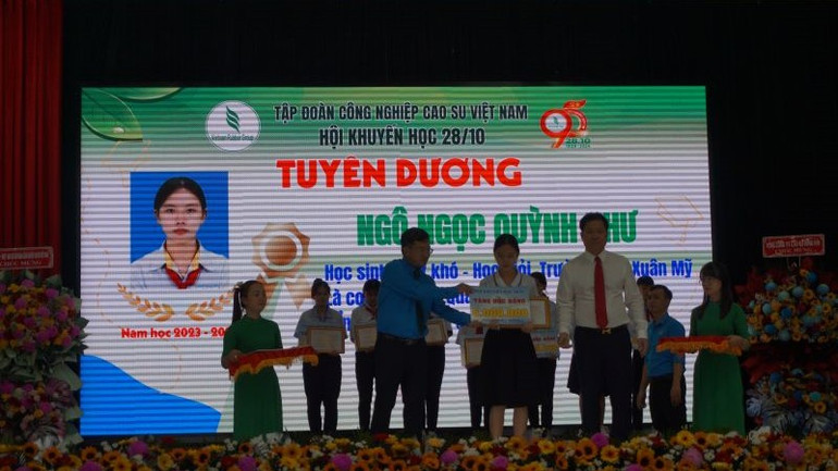 Các em học sinh được tuyên dương tại buổi lễ.