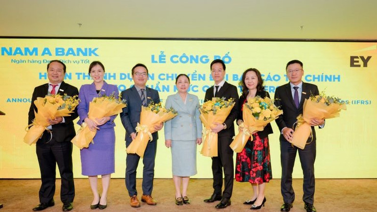 Bà Võ Thị Tuyết Nga – Phó Chủ tịch Hội đồng quản trị Nam A Bank tặng hoa chúc mừng Dự án đã sớm hoàn thành.