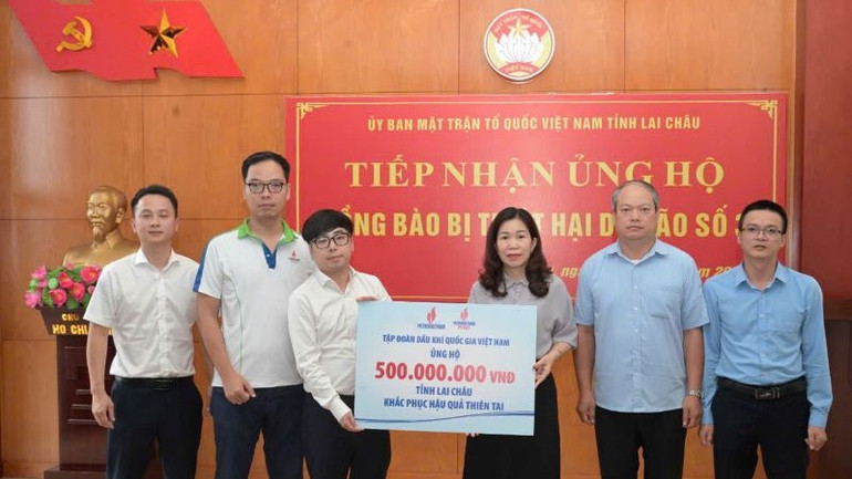 Đồng chí Lê Hoài Bắc đại diện PV GAS đi cùng Đoàn Thanh niên Petrovietnam tặng quà cứu trợ tỉnh Lai Châu. Đồng chí Lê Hoài Bắc đại diện PV GAS đi cùng Đoàn Thanh niên Petrovietnam tặng quà cứu trợ tỉnh Lai Châu.