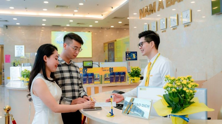 Khách hàng giao dịch tại Nam A Bank.