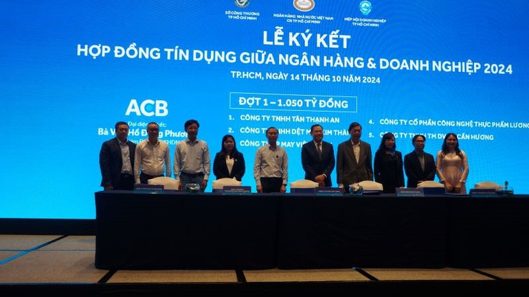 Đại diện Ngân hàng ACB ký kết hợp đồng tín dụng với các doanh nghiệp trên địa bàn Thành phố Hồ Chí Minh tại hội nghị ngày 14/10.