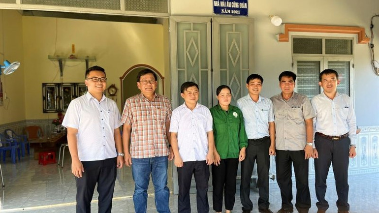 Ông Trần Xuân Thịnh (Thứ 2 từ trái qua) - Tổng Giám đốc Công ty cao-su Chưmomray thăm nhà ở công nhân của công ty. Ông Trần Xuân Thịnh (Thứ 2 từ trái qua) - Tổng Giám đốc Công ty cao-su Chưmomray thăm nhà ở công nhân của công ty.