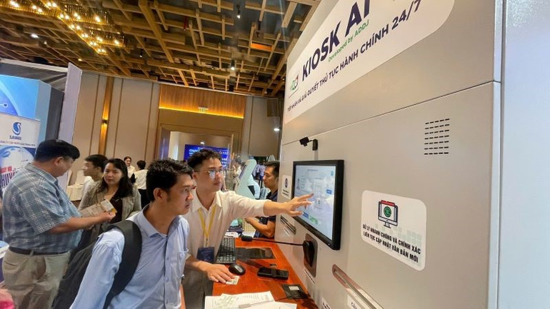 Giới thiệu khách hàng các giải pháp công nghệ giải quyết thủ tục hành chính tại khu vực triển lãm.