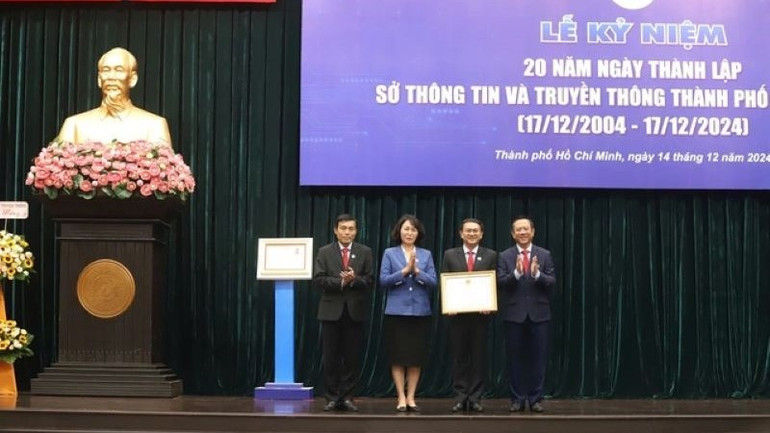 Đại diện Sở Thông tin và Truyền thông thành phố nhận Bằng khen của Bộ trưởng Thông tin và Truyền thông.
