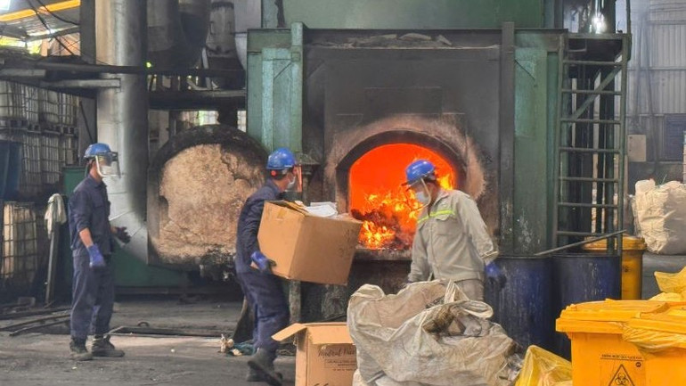 Tiêu hủy hàng hóa vi phạm tại nhà máy của Công ty Cổ phần Môi trường Việt Úc. (Ảnh Cục Quản lý thị trường)