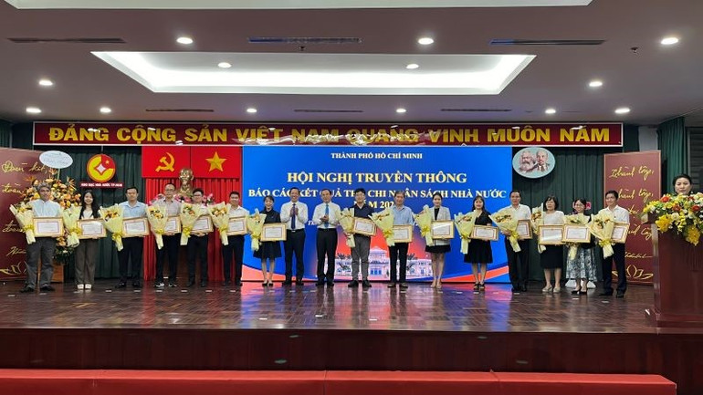 Các doanh nghiệp được tặng bằng khen vì thành tích nộp ngân sách nhà nước.