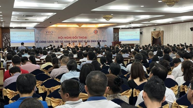 Đông đảo doanh nghiệp đến dự hội nghị đối thoại.