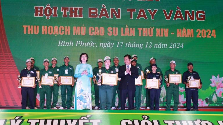 Thí sinh Lù Thị Vân của Công ty Cổ phần Cao-su Mường nhé - Điện Biên được trao giải Nhất cá nhân.
