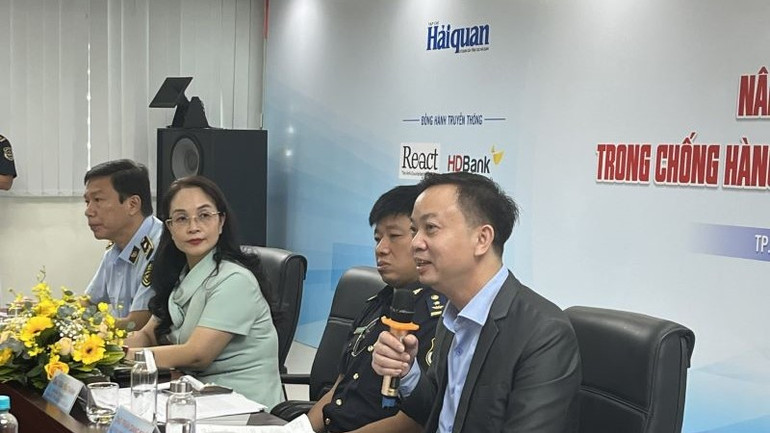 Các diễn giả trao đổi thông tin tại tọa đàm.