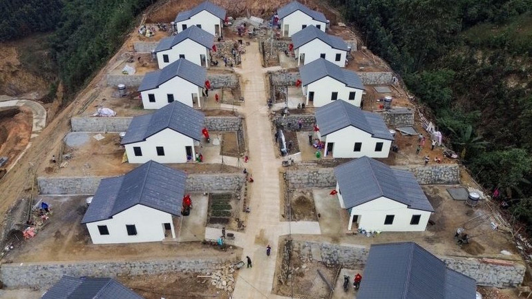 Thực hiện đúng cam kết trước Thủ tướng Chính phủ, hoàn thành việc xây dựng để người dân thôn Kho Vàng có thể dọn về nhà mới trước ngày 31/12/2024.