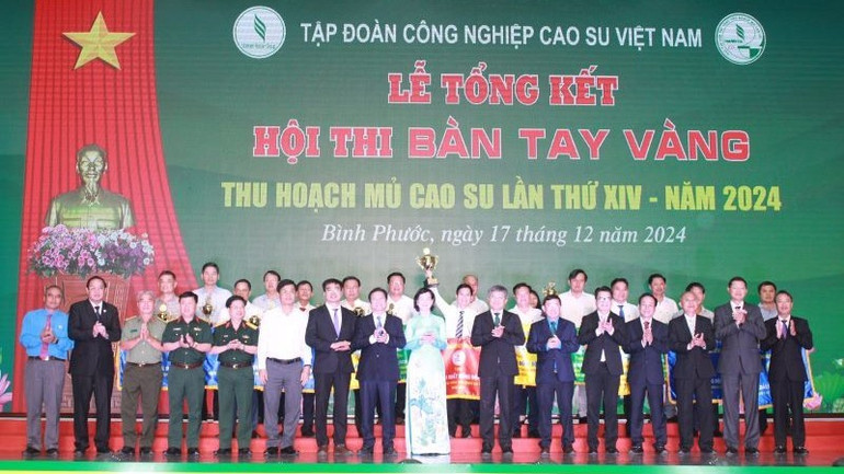 Ban tổ chức trao giải Nhất, Nhì, Ba đồng đội cho các đơn vị.