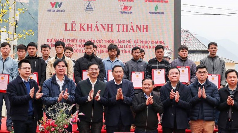 Lãnh đạo Petrovietnam, các đơn vị thành viên Petrovietnam và Lãnh đạo tỉnh Lào Cai cắt băng khánh thành khu tái thiết thôn Kho Vàng.