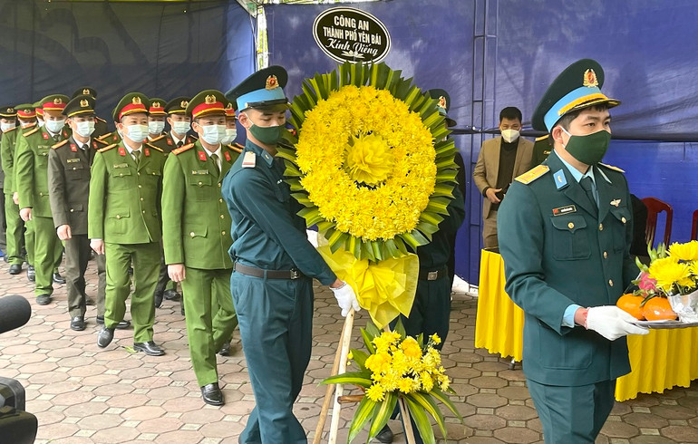 Đoàn viếng của Công an thành phố Yên Bái.