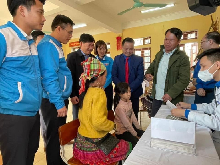 Tư vấn khám sức khỏe cho đồng bào H'Mông xã vùng cao Nà Hẩu, huyện Văn Yên.