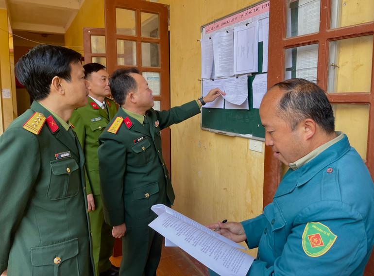 Kiểm tra việc niêm yết danh sách công dân nhập ngũ tại xã vùng cao Lao Chải, huyện Mù Cang Chải.