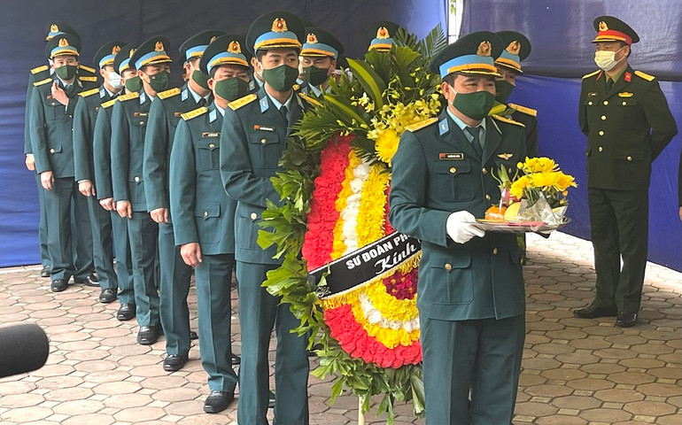 Đoàn cán bộ chiến sĩ Quân đội đến viếng.