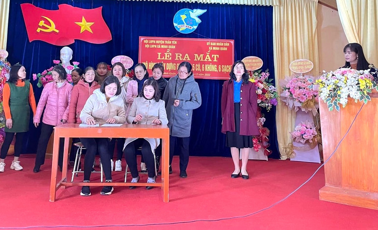 Hội viên phụ nữ xã Minh Quán, huyện Trấn Yên đăng ký thi đua xây dựng mô hình "Gia đình 5 có, 6 không, 6 sạch".