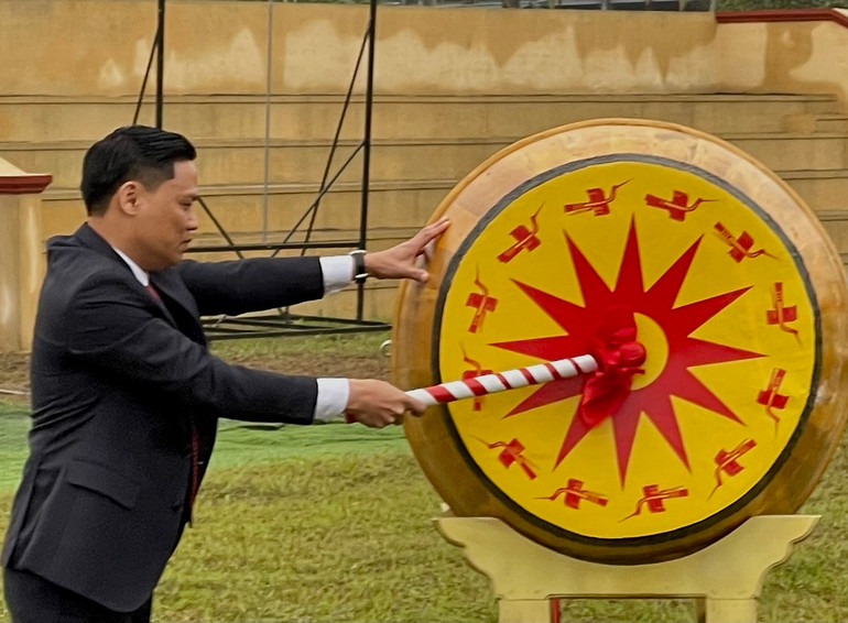 Chủ tịch Ủy ban nhân dân huyện Trấn Yên Trần Đông đánh trống khai mạc.