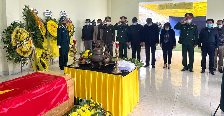 Đoàn viếng của lãnh đạo tỉnh Yên Bái.