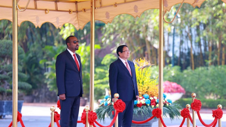 Thủ tướng Phạm Minh Chính và Thủ tướng Ethiopia Abiy Ahmed Ali nghe quân nhạc cử Quốc thiều hai nước. (Ảnh: Dương Giang/TTXVN)