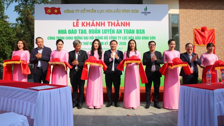Lãnh đạo BSR cắt băng khánh thành công trình nhà đào tạo,huấn luyện an toàn. Lãnh đạo BSR cắt băng khánh thành công trình nhà đào tạo,huấn luyện an toàn.