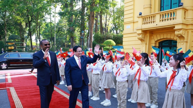 Thiếu nhi Hà Nội chào mừng Thủ tướng Ethiopia Abiy Ahmed Ali và Phu nhân thăm chính thức Việt Nam. (Ảnh: Dương Giang/TTXVN)