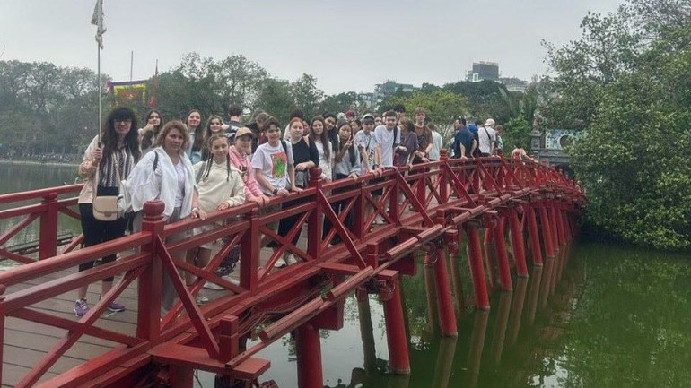 Các em học sinh tỉnh Irkutsk chụp ảnh trên cầu Thê Húc.