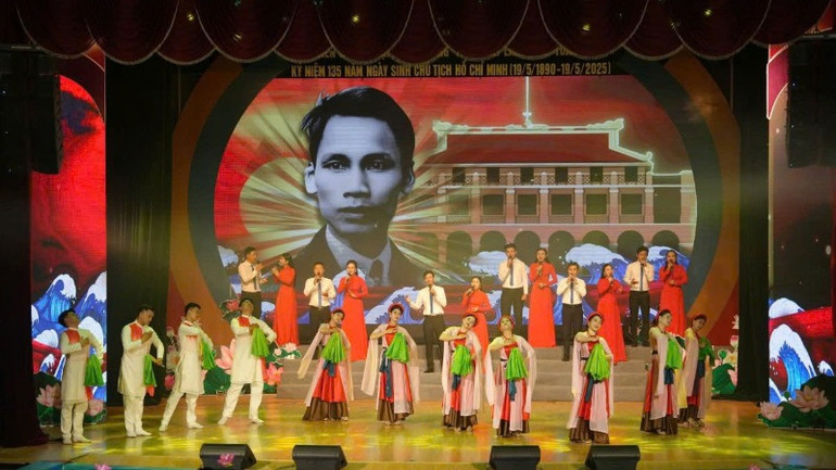 Với nhiều hoạt động văn hóa, thể thao sôi nổi, ý nghĩa, Lễ hội Làng Sen năm nay đã mang đến không gian nghệ thuật sống động, đa sắc màu văn hóa của cộng đồng các dân tộc Việt Nam.