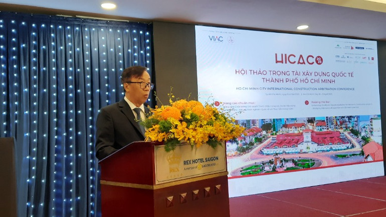 Phó Giáo sư, Tiến sĩ Phạm Hồng Luân phát biểu tại hội thảo.