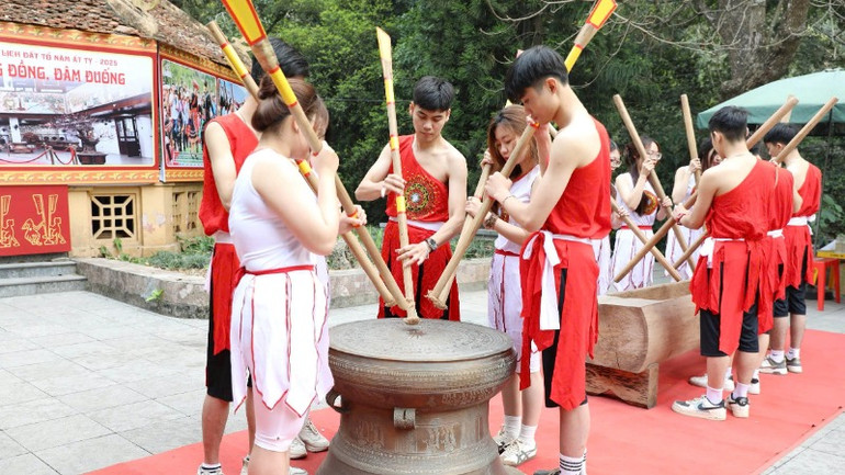 Trò chơi đánh trống đồng, đâm đuống thu hút đông đảo du khách.