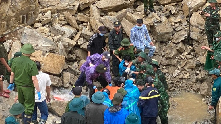 Hình ảnh nạn nhân đầu tiên được tìm thấy. Hình ảnh nạn nhân đầu tiên được tìm thấy.