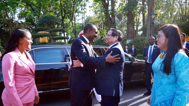 Thủ tướng Phạm Minh Chính và Phu nhân đón Thủ tướng Ethiopia Abiy Ahmed Ali và Phu nhân. (Ảnh: Dương Giang/TTXVN)