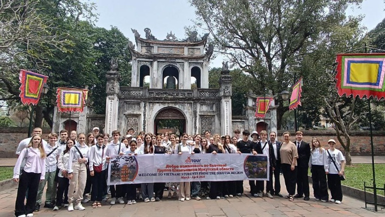 Các em học sinh tỉnh Irkutsk tham quan Văn Miếu-Quốc Tử Giám.