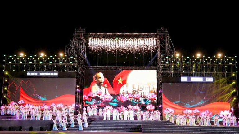 Nhiều tiết mục được dàn dựng công phu, xúc động để lại nhiều ấn tượng trong lòng công chúng.