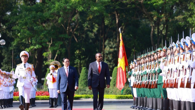 Thủ tướng Phạm Minh Chính và Thủ tướng Ethiopia Abiy Ahmed Ali duyệt Đội danh dự Quân đội nhân dân Việt Nam. (Ảnh: Dương Giang/TTXVN)