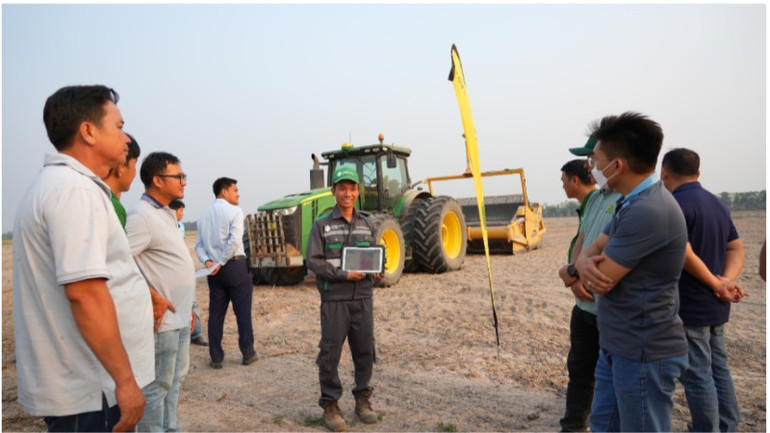 Trao đổi ứng dụng kỹ thuật tiên tiến và thiết bị cơ giới tại nông trường Ninh Điền.
