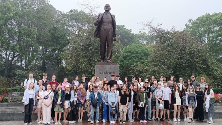 Các em học sinh tỉnh Irkutsk thăm Tượng đài Lê-nin.