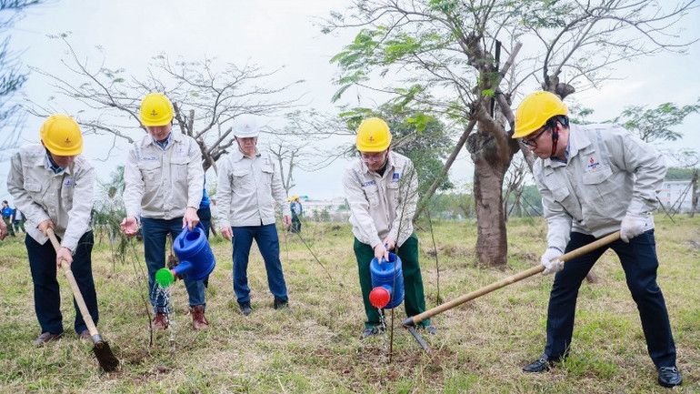 Ông Nguyễn Việt Thắng, Tổng Giám đốc BSR (ngoài cùng bên phải) cùng lãnh đạo công ty trong buổi lễ trồng cây đầu năm 2025. Ông Nguyễn Việt Thắng, Tổng Giám đốc BSR (ngoài cùng bên phải) cùng lãnh đạo công ty trong buổi lễ trồng cây đầu năm 2025.