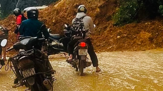 Nhiều tuyến giao thông liên xã bị vùi lấp. (Ảnh: THANH SƠN) Nhiều tuyến giao thông liên xã bị vùi lấp. (Ảnh: THANH SƠN)