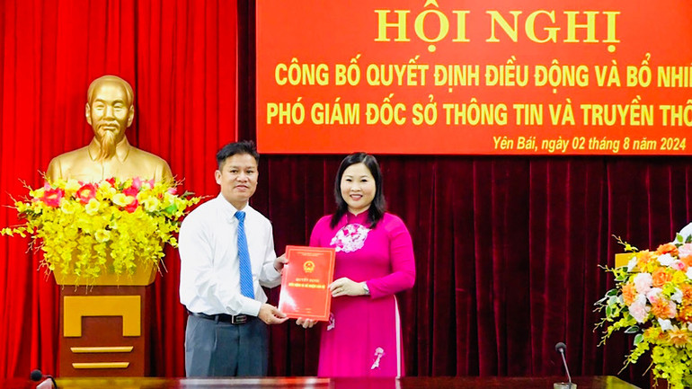 Phó Chủ tịch Ủy ban nhân dân tỉnh Vũ Thị Hiền Hạnh trao quyết định Phó Giám đốc Sở Thông tin và truyền thông đối với đồng chí Nguyễn Đoạt. (Ảnh: THANH SƠN)
