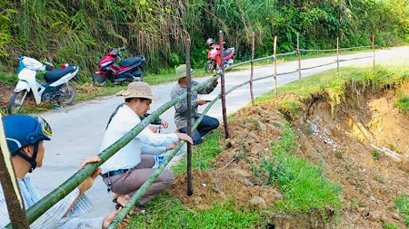 Nhân dân huyện Lục Yên rào đường cảnh báo nguy hiểm các điểm sạt lở. (Ảnh: THANH SƠN)