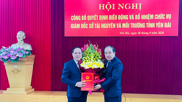 Đồng chí Tạ Văn Long, Phó Bí thư Thường trực Tỉnh ủy tặng hoa chúc mừng đồng chí Phạm Ngọc Luận, tân Giám đốc Sở Tài nguyên và Môi trường tỉnh. (Ảnh: THANH SƠN)