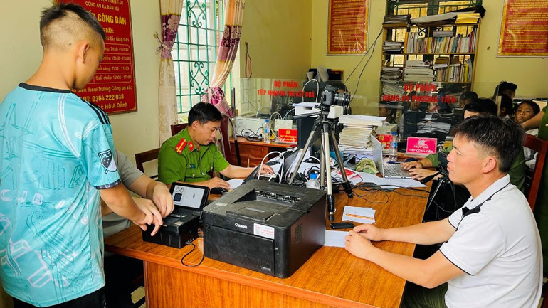 Công an huyện Trạm Tấu tiến hành làm định danh điện tử tại xã vùng cao Bản Mù. (Ảnh: THANH SƠN)