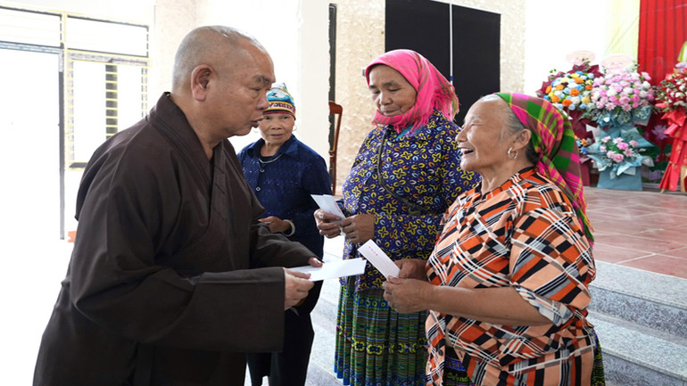 Thượng tọa Thích Huệ Công, Phó Ban trị sự Giáo hội Phật giáo Việt Nam Thành phố Hồ Chí Minh, Trưởng Ban Đại diện Phật giáo người Hoa thành phố, trao 757 phần quà cho bà con tại huyện Bảo Yên và Bắc Hà (Lào Cai).