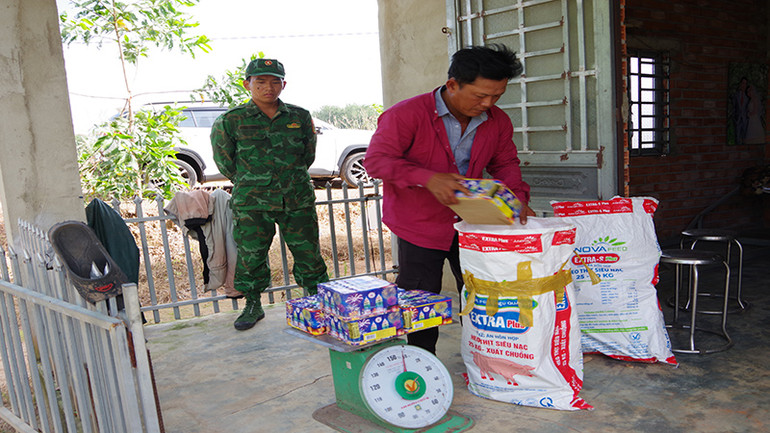 Đối tượng Hồ Trần Xuân Nam bị bắt vì tàng trữ pháo nổ trái phép tại nhà riêng.