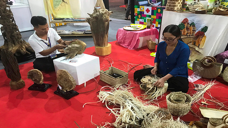Trình diễn nghề làm sản phẩm thủ công mỹ nghệ truyền thống tại gian hàng tỉnh Quảng Nam.