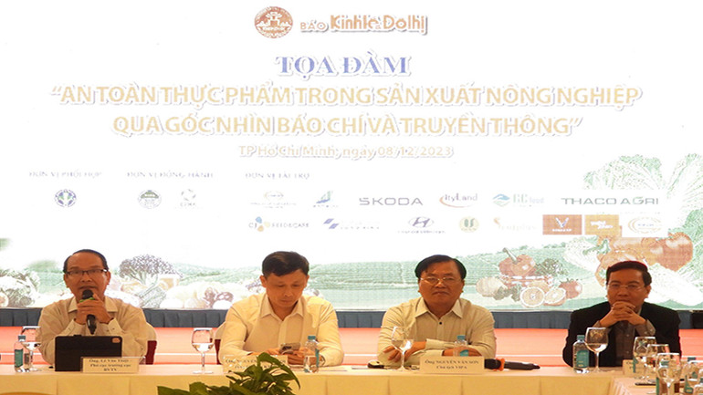 Ông Lê Văn Thiệt (ngoài cùng bên trái), Phó Cục trưởng Cục Bảo vệ thực vật (Bộ Nông nghiệp và Phát triển nông thôn) phát biểu tại Tọa đàm.