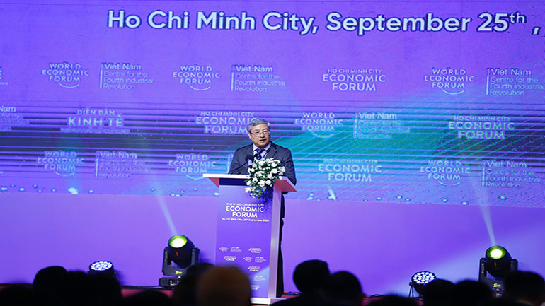 Phó Viện trưởng Viện Nghiên cứu phát triển thành phố Phạm Bình An trình bày tham luận tại Diễn đàn. (Ảnh: Thế Anh) Phó Viện trưởng Viện Nghiên cứu phát triển thành phố Phạm Bình An trình bày tham luận tại Diễn đàn. (Ảnh: Thế Anh)