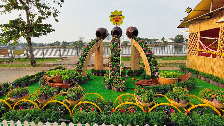 Một tiểu cảnh được bố trí bên cạnh dòng sông Chợ Đệm thơ mộng. Một tiểu cảnh được bố trí bên cạnh dòng sông Chợ Đệm thơ mộng.